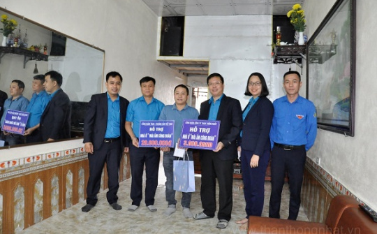 [Truyền thống Công Thương] Công đoàn Than Thống Nhất trao kinh phí hỗ trợ sửa nhà ở từ quỹ “Mái ấm Công đoàn”