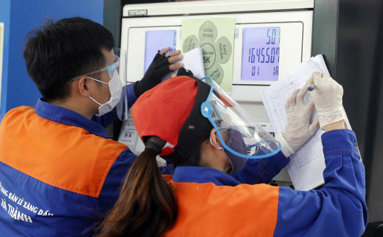 Giá xăng giảm hơn 1.000đồng/lít