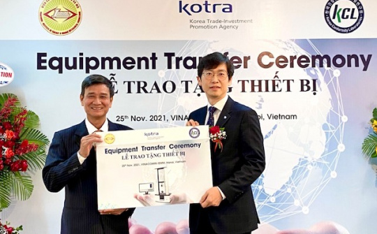 IEMM đón nhận máy thử kéo nén đa năng do KCL trao tặng