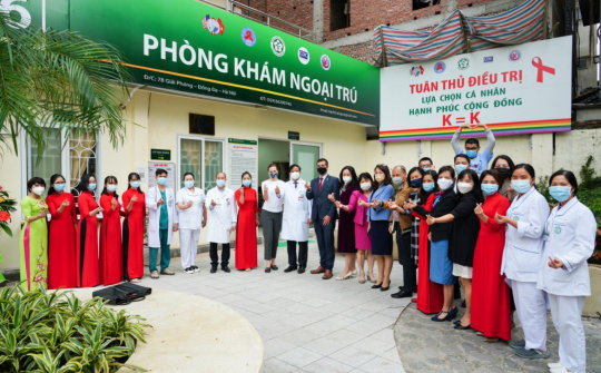 CDC Hoa Kỳ tại Việt Nam và Bệnh viện Bạch Mai hợp tác điều trị cho bệnh nhân HIV/AIDS