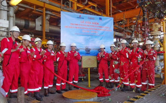Cửu Long JOC gắn biển công trình “Dự án khai thác khí mỏ Sư Tử Trắng giai đoạn 2A”