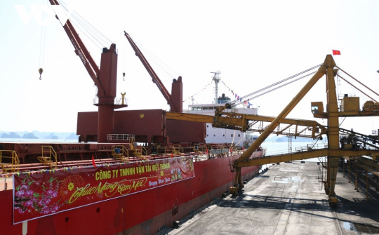 Quảng Ninh: Bốc rót trên 25.000 tấn than ngay ngày đầu năm mới