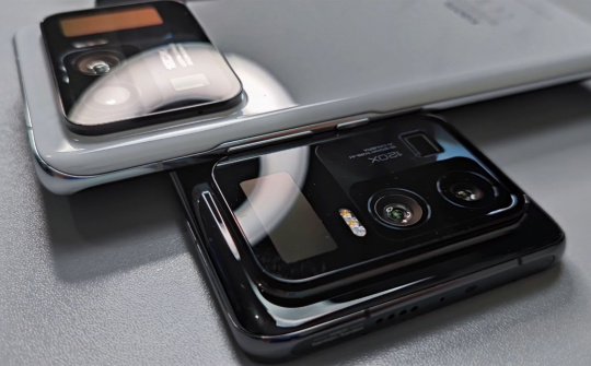 Bất ngờ đầu Xuân, Xiaomi Mi 11 Ultra lộ diện cụm camera cực đỉnh cùng thiết kế 2 màn hình ấn tượng