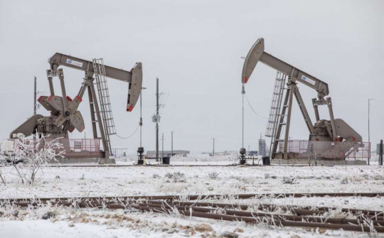 Giá dầu thô tiếp tục tăng, OPEC+ chưa vội nâng sản lượng khai thác