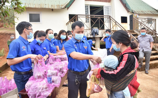 Công ty Nhôm Đắk Nông: Trao hơn 170 suất quà cho người dân Bon Kết nghĩa dịp Tết Tân Sửu