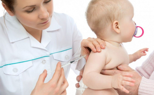 Có nên cho trẻ đi tiêm phòng trong thời gian dịch covid?