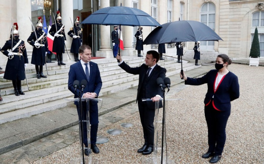 [Quốc tế nổi bật] Hành động đẹp của ông Macron