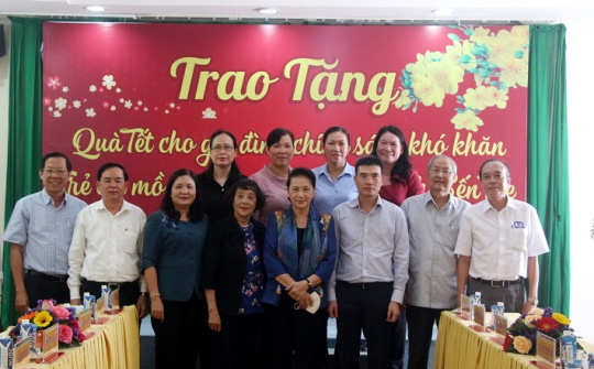 Chủ tịch Quốc hội Nguyễn Thị Kim Ngân tham dự lễ trao quà Tết tại tỉnh Bến Tre