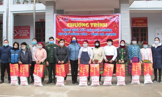 Petrolimex ủng hộ 19 tấn gạo tặng các gia đình có hoàn cảnh khó khăn tại huyện Đồng Văn