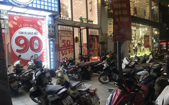 Thị trường thời trang nhộn nhịp giảm giá dịp Tết