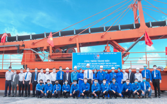 Đoàn Thanh niên TKV: Gắn biển công trình Cụm Cảng Điền Công chào mừng Ngày thành lập Đoàn TNCS Hồ Chí Minh