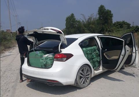QLTT Long An bàn giao 2 đối tượng vận chuyển trên 7.000 bao thuốc lá điếu nhập lậu cho cơ quan Công an