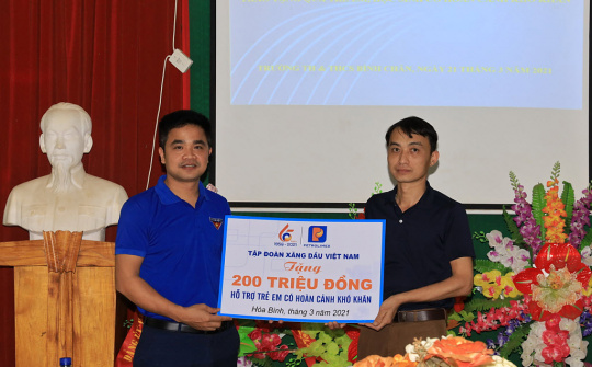 "Phòng máy vi tính" dành tặng trẻ em khó khăn tại trường TH&THCS Tân Dân, Hòa Bình