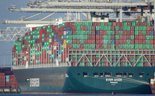 Kênh đào Suez kẹt cứng, giá cước vận tải container có thể tăng cao