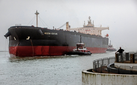 Giá dầu thô tăng vọt khi kênh đào Suez bị tắc nghẽn nghiêm trọng