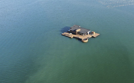 Độc - lạ khách sạn nổi  giữa biển khơi