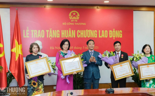 Trao Huân chương Lao động cho nguyên lãnh đạo các đơn vị thuộc Bộ Công Thương