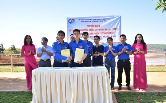Đoàn Thanh niên Công ty Nhôm Đắk Nông gắn biển công trình “ Vườn Cây Thanh niên”
