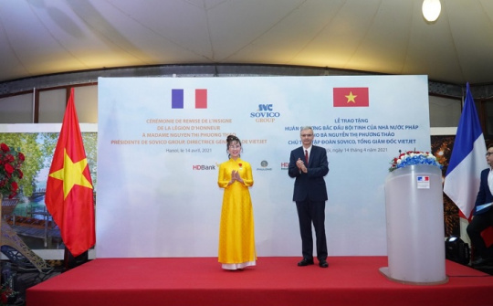 Nữ doanh nhân Nguyễn Thị Phương Thảo nhận Huân chương Bắc đẩu bội tinh của Nhà nước Pháp trao tặng