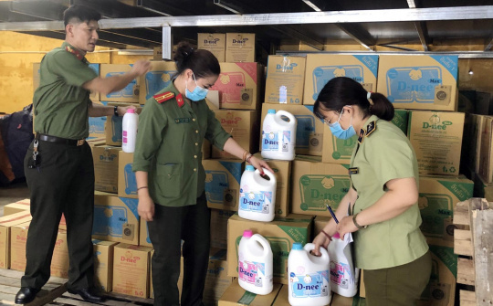 Bắt quả tang cơ sở sản xuất nước giặt giả, giá bán 70.000 đồng/thùng