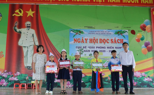 Công ty Nhôm Đắk Nông: Trao tặng 500 cuốn sách cho Trường tiểu học Lê Đình Chinh