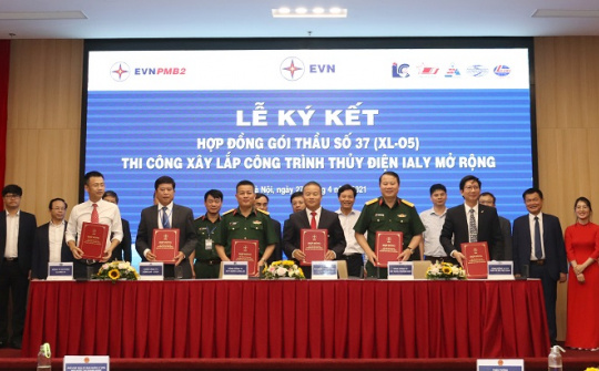Ký kết Hợp đồng Gói thầu 37 (XL-05)  “Thi công xây lắp công trình Dự án Nhà máy thủy điện Ialy mở rộng”