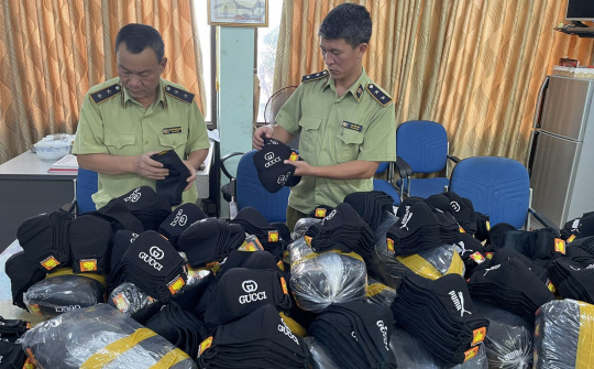 Gần 2.000 khẩu trang có dấu hiệu giả mạo nhãn hiệu GUCCI, PUMA bị thu giữ