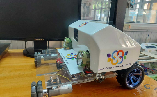 Cao đẳng Công nghiệp Huế chế tạo Robot phục vụ giảng dạy