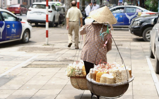 Bình dị những gánh hàng rong giữa lòng Hà Nội
