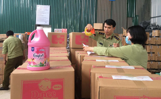 Đột kích cơ sở sản xuất nước giặt bằng "công nghệ xô chậu"