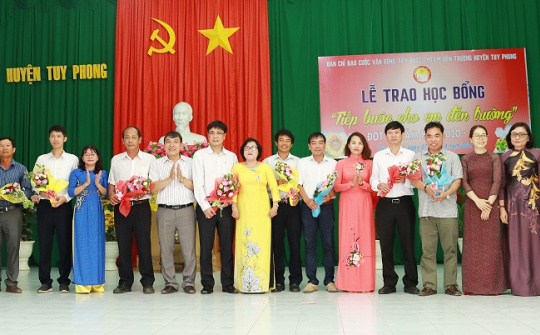 Nhà máy Nhiệt điện Vĩnh Tân 4: Trao 20 suất học bổng “Tiếp bước cho em đến trường”