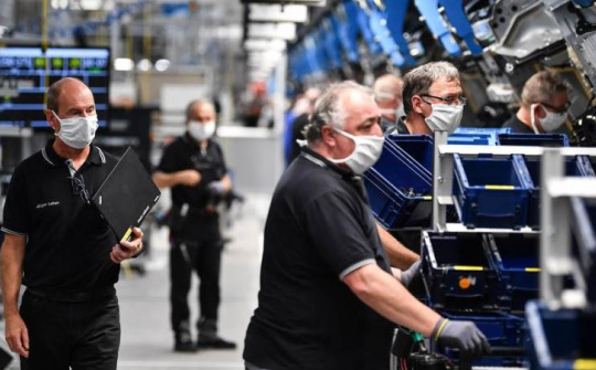 Hoạt động sản xuất chế tạo tại Eurozone tăng cao kỷ lục