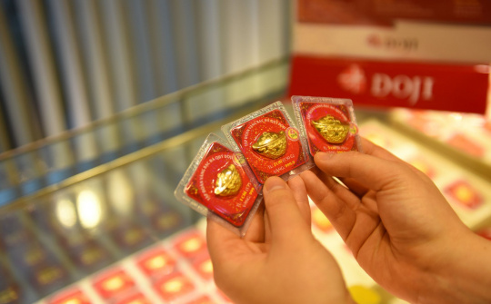 Giá vàng trong nước điều chỉnh mạnh, giảm sát mốc 56 triệu đồng/lượng