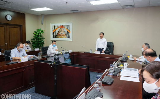 Phối hợp siết chặt công tác phòng chống dịch bệnh, xử lý nghiêm vi phạm tại cơ sở công nghiệp - thương mại