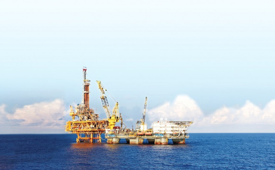 Giàn khoan tiếp trợ nửa nổi nửa chìm đầu tiên của Việt Nam chính thức ra khơi