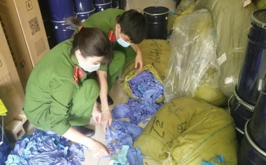 Hà Nội: Kho chứa gần 3 tấn găng tay y tế không rõ nguồn gốc vừa bị phát hiện