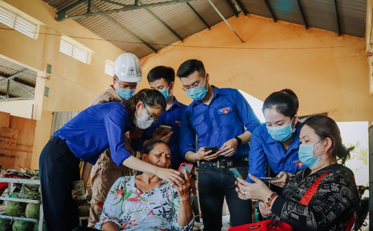 Đoàn Thanh niên Vĩnh Tân 4 phát khẩu trang và nước rửa tay sát khuẩn miễn phí phòng, chống dịch