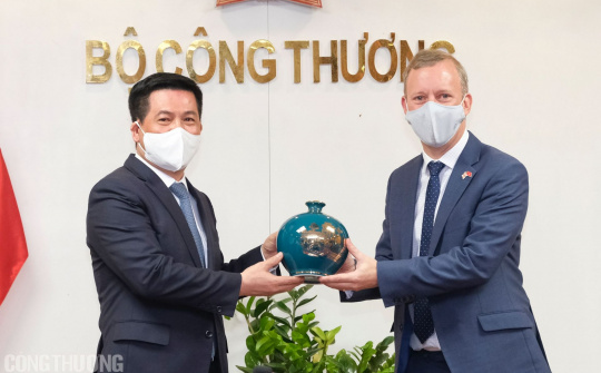 Việt Nam - Anh nỗ lực thúc đẩy phát triển năng lượng gắn với tăng trưởng xanh