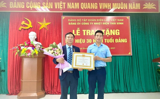Đảng bộ Công ty Nhiệt điện Thái Bình tổ chức Lễ trao huy hiệu 30 năm tuổi Đảng