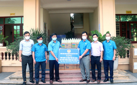 Nữ CBCNV Đạm Hà Bắc quyên góp nhu yếu phẩm tiếp tế tuyến đầu chống dịch tỉnh Bắc Giang