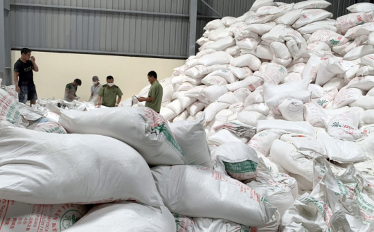 Thu giữ trên 50 tấn tinh bột sắn nghi giả mạo nguồn gốc, xuất xứ