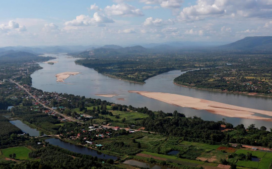 Thúc đẩy đầu tư trực tiếp của Việt Nam vào một số nước tiểu vùng sông Mekong trong bối cảnh cộng đồng kinh tế ASEAN được thành lập