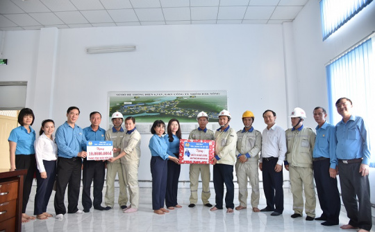 Công đoàn TKV tặng quà động viên người lao động Công ty Nhôm Đắk Nông