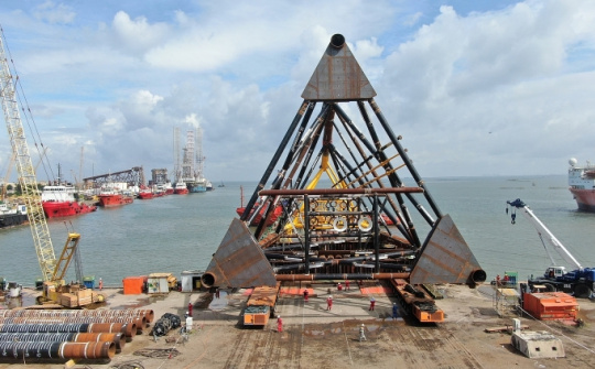 Vietsovpetro hạ thủy thành công Chân đế giàn BK-19 mỏ Bạch Hổ