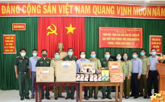Cục QLTT An Giang và Petrolimex An Giang  tặng quà các chốt biên phòng
