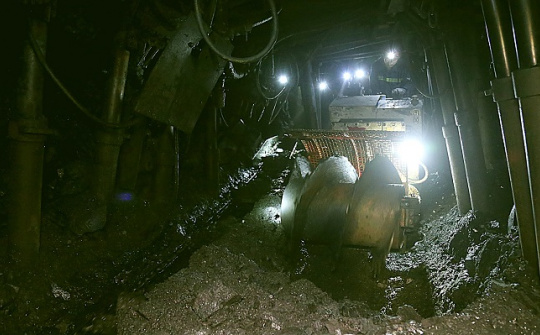 Than Nam Mẫu chế tạo thành công máy xúc than gầu xoắn trong lò chợ dốc