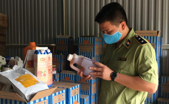 Đột xuất kiểm tra kho nguyên liệu trà sữa cực lớn tại Hà Nội