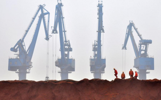 Kinh nghiệm thực tiễn từ việc điều tiết giá thép và quặng sắt của Trung Quốc