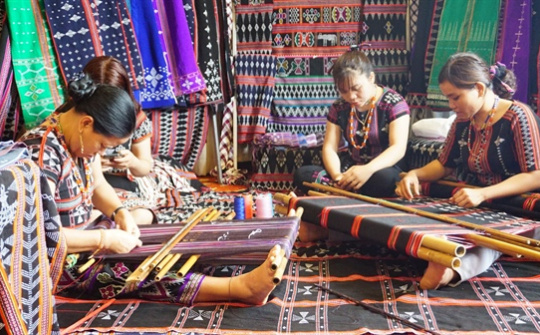 Chính sách phát triển nhân lực dân tộc thiểu số vùng Trung Trung bộ