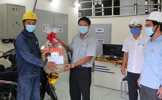 Hơn 700 triệu đồng hỗ trợ công nhân trực đảm bảo cấp điện phòng, chống Covid-19